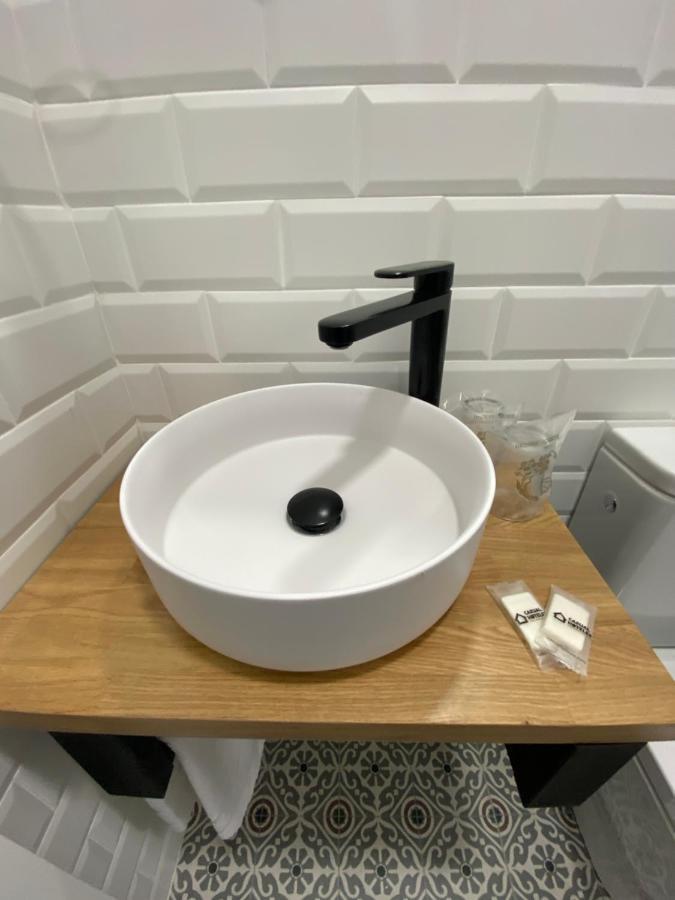 Готель Casual Mardones Більбао Екстер'єр фото A modern vessel sink