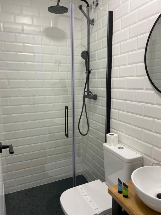 Готель Casual Mardones Більбао Екстер'єр фото A shower enclosure