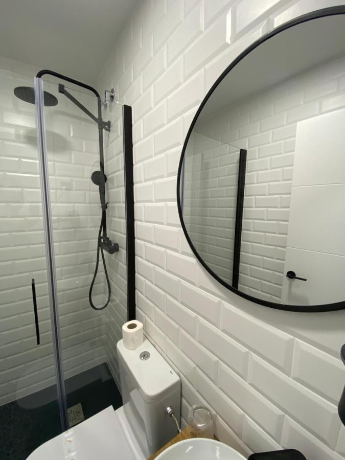 Готель Casual Mardones Більбао Екстер'єр фото Bathroom tiles