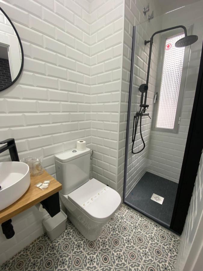 Готель Casual Mardones Більбао Екстер'єр фото Bathroom with shower